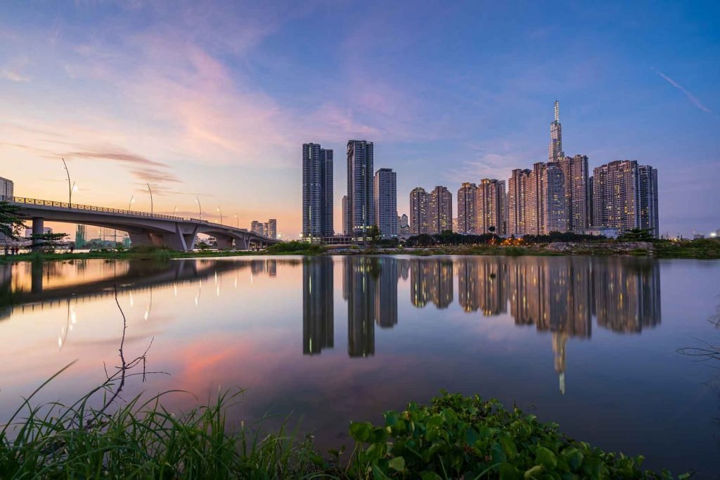 Hoàng hôn bên sông và ngắm nhìn cụm tòa nhà chung cư Saigon Pearl - Vinhomes Central Park và Sunwah Pearl